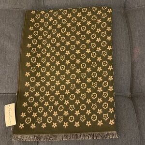 NWT Premium Green/Beige Reversible Fashion Scarf  With Fringe. Unisex